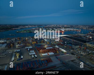 Vue aérienne drone du port de nuit d'Amsterdam, en se concentrant sur les entreprises logistiques, l'industrie maritime, et le transport de marchandises sur l'eau à Banque D'Images
