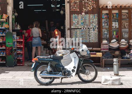 Famagouste, Chypre - 6 mai 2019 : boutique de souvenirs dans la vieille ville de Famagouste Banque D'Images