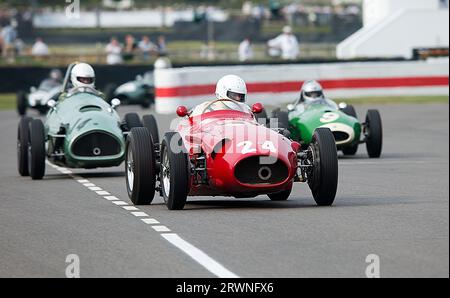 Maserati 250F 1954 pilotée par Michael Peet dans la course des trophées Richmond & Gordon au Goodwood Revival Meeting le 9 septembre 2023 à Chichester, Angleterre Banque D'Images