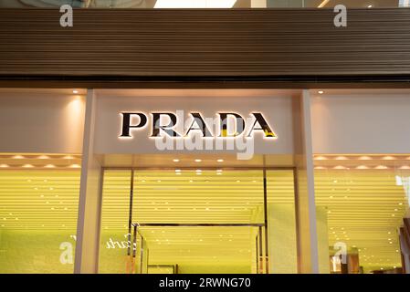 Bangkok, Thaïlande - 2 septembre 2023 : extérieur d'un magasin Prada dans le centre commercial Iconsiam. Banque D'Images