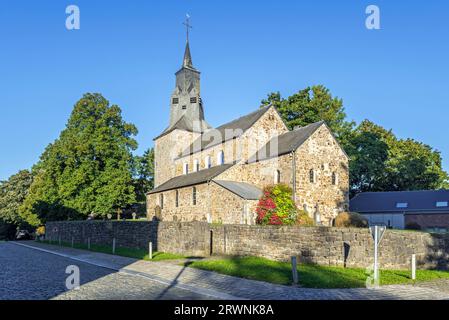 Église romane Saint Etienne du 11e siècle dans le village de Waha, Marche-en-Famenne dans la province de Luxembourg, Ardennes belges, Wallonie, Belgique Banque D'Images