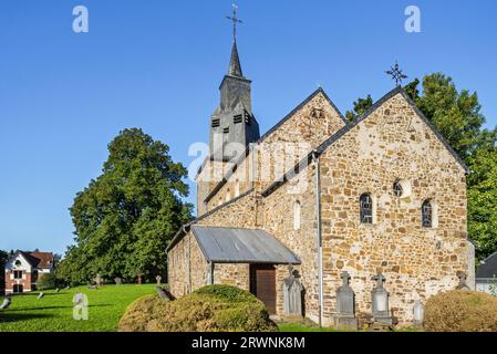 Église romane Saint Etienne du 11e siècle dans le village de Waha, Marche-en-Famenne dans la province de Luxembourg, Ardennes belges, Wallonie, Belgique Banque D'Images