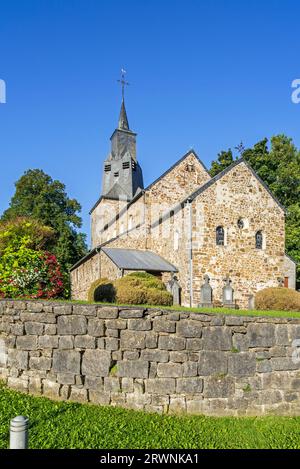 Église romane Saint Etienne du 11e siècle dans le village de Waha, Marche-en-Famenne dans la province de Luxembourg, Ardennes belges, Wallonie, Belgique Banque D'Images