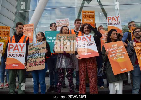 Londres, Royaume-Uni. 20 septembre 2023. Les médecins juniors et seniors se tiennent debout avec des pancartes en faveur d'une juste rémunération lors du piquet de grève de la British Medical Association (BMA) devant l'University College Hospital, alors que les consultants du NHS (National Health Service) et les médecins juniors organisent leur première grève commune. Crédit : SOPA Images Limited/Alamy Live News Banque D'Images