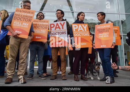 Londres, Royaume-Uni. 20 septembre 2023. Les médecins juniors et seniors se tiennent debout avec des pancartes en faveur d'une juste rémunération lors du piquet de grève de la British Medical Association (BMA) devant l'University College Hospital, alors que les consultants du NHS (National Health Service) et les médecins juniors organisent leur première grève commune. Crédit : SOPA Images Limited/Alamy Live News Banque D'Images