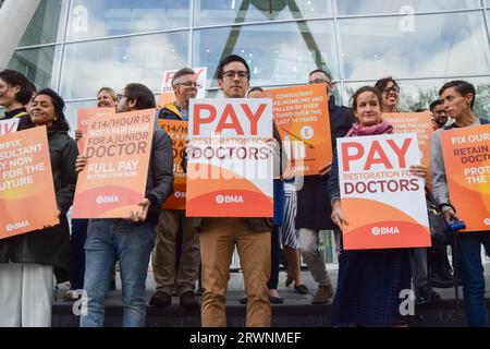 Londres, Royaume-Uni. 20 septembre 2023. Les médecins juniors et seniors se tiennent debout avec des pancartes en faveur d'une juste rémunération lors du piquet de grève de la British Medical Association (BMA) devant l'University College Hospital, alors que les consultants du NHS (National Health Service) et les médecins juniors organisent leur première grève commune. (Photo de Vuk Valcic/SOPA Images/Sipa USA) crédit : SIPA USA/Alamy Live News Banque D'Images