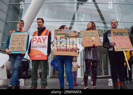 Londres, Royaume-Uni. 20 septembre 2023. Les médecins juniors et seniors se tiennent debout avec des pancartes en faveur d'une juste rémunération lors du piquet de grève de la British Medical Association (BMA) devant l'University College Hospital, alors que les consultants du NHS (National Health Service) et les médecins juniors organisent leur première grève commune. (Photo de Vuk Valcic/SOPA Images/Sipa USA) crédit : SIPA USA/Alamy Live News Banque D'Images