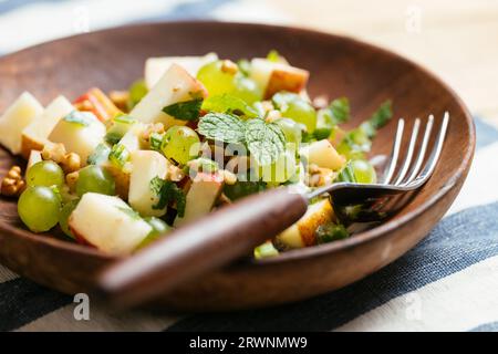 Salade Waldorf végétalienne faite maison. Banque D'Images