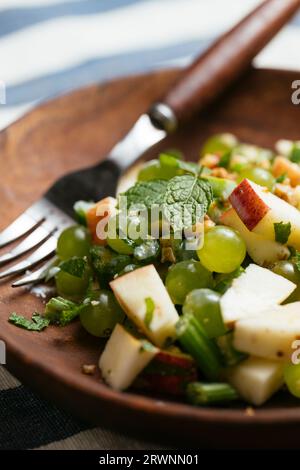 Salade Waldorf végétalienne faite maison. Banque D'Images