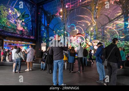 Les visiteurs apprécient l'expérience de l'événement « The Butterfly Trail ». Outernet London et Pixel Artworks se sont associés pour lancer la première expérience de réalité mixte au monde appelée « The Butterfly Trail ». La technologie révolutionnaire, qui repousse les limites du design immersif, permet aux visiteurs de tenir leur propre papillon sur le bout de leur doigt (via leur téléphone) dans une expérience profondément immersive jamais possible auparavant. Le Butterfly Trail guidera les visiteurs à travers l'intrépide explorateur, l'atelier botanique du professeur Peter Pelgrin, jusqu'à sa maison de verre où ils pourront interagir et explorer TH Banque D'Images