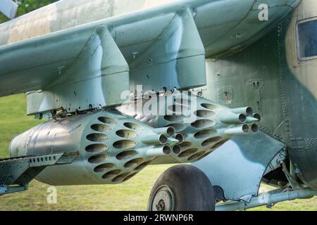 Vieux pods de roquettes d'hélicoptère militaire mi-24 de camouflage de fabrication soviétique Banque D'Images