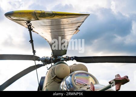 Ancienne hélice d'hélicoptère militaire mi-24 camouflage de fabrication soviétique Banque D'Images