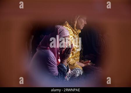 Srinagar, Inde. 20 septembre 2023. Une femme musulmane cachemirienne prie à l'intérieur du sanctuaire de Naqashband Sahib lors d'un festival annuel connu localement sous le nom de 'Khawaja-e-Digar' à Srinagar. Des milliers de dévots de tout le Cachemire convergent vers le sanctuaire de Khwaja Naqshband Sahib pour participer aux prières annuelles de la congrégation appelées Khawaja-e-Digar' le 3 de Rabi-ul-Awal, le troisième mois du calendrier islamique. Crédit : SOPA Images Limited/Alamy Live News Banque D'Images