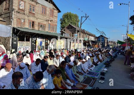 Srinagar, Inde. 20 septembre 2023. Les musulmans cachemiris offrent des prières devant le sanctuaire de Naqashband Sahib lors d'un festival annuel connu localement sous le nom de 'Khawaja-e-Digar' à Srinagar. Des milliers de dévots de tout le Cachemire convergent vers le sanctuaire de Khwaja Naqshband Sahib pour participer aux prières annuelles de la congrégation appelées Khawaja-e-Digar' le 3 de Rabi-ul-Awal, le troisième mois du calendrier islamique. Crédit : SOPA Images Limited/Alamy Live News Banque D'Images