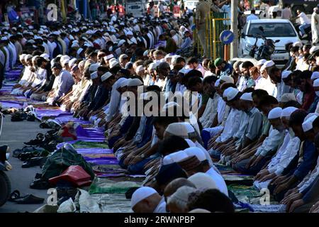 Srinagar, Inde. 20 septembre 2023. Les musulmans cachemiris offrent des prières devant le sanctuaire de Naqashband Sahib lors d'un festival annuel connu localement sous le nom de 'Khawaja-e-Digar' à Srinagar. Des milliers de dévots de tout le Cachemire convergent vers le sanctuaire de Khwaja Naqshband Sahib pour participer aux prières annuelles de la congrégation appelées Khawaja-e-Digar' le 3 de Rabi-ul-Awal, le troisième mois du calendrier islamique. Crédit : SOPA Images Limited/Alamy Live News Banque D'Images