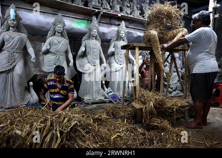 Chittagong, Sadarghat, Bangladesh. 20 septembre 2023. Une usine à Sadarghat, Chittagong, Bangladesh, est occupée à fabriquer des idoles pour la célébration prochaine de Durga Puja. Durga Puja est le plus grand festival de la communauté hindoue. (Image de crédit : © Mohammed Shajahan/ZUMA Press Wire) USAGE ÉDITORIAL SEULEMENT! Non destiné à UN USAGE commercial ! Banque D'Images