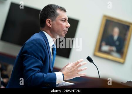 Washington, États-Unis. 20 septembre 2023. Le secrétaire aux Transports Pete Buttigieg prend la parole lors d'une audience du Comité des transports et de l'infrastructure de la Chambre sur les politiques et les programmes du ministère des Transports au Capitole des États-Unis à Washington, DC, le mercredi 20 septembre 2023. Photo Bonnie Cash/UPI crédit : UPI/Alamy Live News Banque D'Images