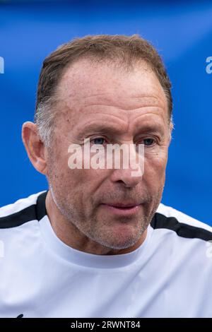 Portrait de Jean-Pierre Papin vu à l'inauguration du stade de la Major City. L'ancien joueur Jean-Pierre Papin, actuellement conseiller du président de l'Olympique de Marseille, est considéré comme remplaçant temporaire de l'actuel entraîneur Marcelino García Toral après que ce dernier ait menacé de démissionner suite aux critiques féroces des supporters du club. Banque D'Images