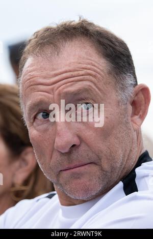 Portrait de Jean-Pierre Papin vu à l'inauguration du stade de la Major City. L'ancien joueur Jean-Pierre Papin, actuellement conseiller du président de l'Olympique de Marseille, est considéré comme remplaçant temporaire de l'actuel entraîneur Marcelino García Toral après que ce dernier ait menacé de démissionner suite aux critiques féroces des supporters du club. Banque D'Images