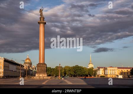 Alexander Column sur la place du Palais avec vue sur St. Cathédrale d'Isaac et de l'Amirauté à St. Petersburg, Russie Banque D'Images