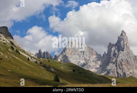 Pic de montagne appelé CIMON Della PALA dans le nord de l'Italie sans gens Banque D'Images