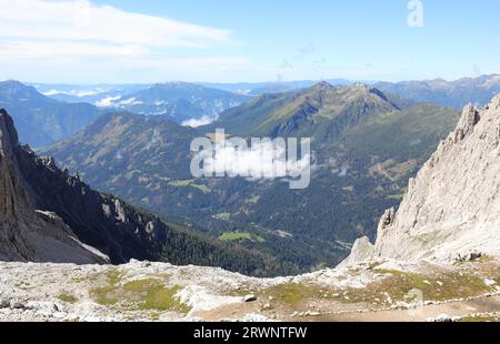 Vue imprenable sur les montagnes des ALPES européennes de la chaîne de montagnes Dolomites dans le nord-est de l'Italie en été Banque D'Images