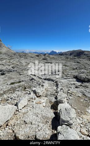 Vue imprenable sur les montagnes des ALPES européennes de la chaîne de montagnes Dolomites dans le nord-est de l'Italie en été Banque D'Images