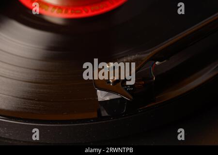 Platine vinyle Pro-ject Debut Pro et bras de tonalité avec disque LP vinyle robuste, rondelle pondérée sur le disque. Banque D'Images