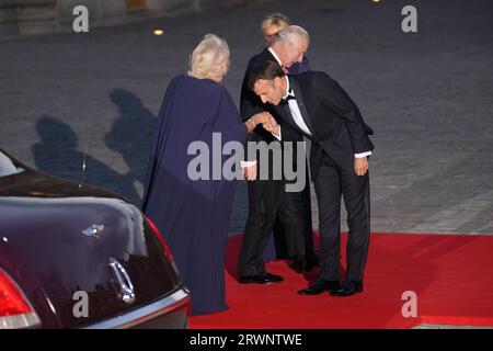 Le président français Emmanuel Macron embrasse la main de la reine Camilla alors qu'il assistait au banquet d'État au château de Versailles, à Paris, avec le roi Charles III, et Brigitte Macron lors de la visite d'État en France. Date de la photo : mercredi 20 septembre 2023. Banque D'Images