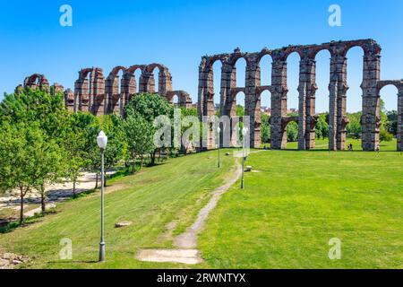 Aqueduc à trois niveaux, Mérida, Espagne Banque D'Images