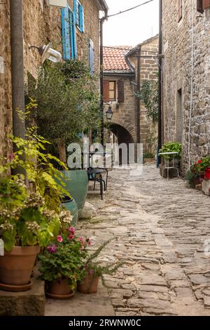 Le beau village de montagne croate Grožnjan dans la région d'Istrie. Banque D'Images