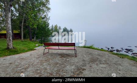 Quand le brouillard du matin essaie de se soulever du lac, et laisser le soleil sortir. Banque D'Images