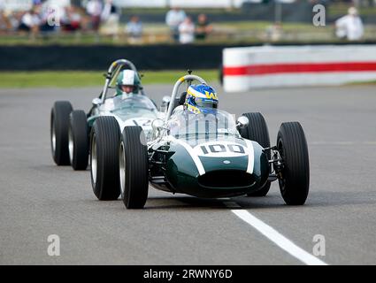 Cooper-Climax T53 'lowline' 1960 pilotée par Will Nuthall dans la course des trophées Richmond & Gordon au Goodwood Revival Meeting le 9 septembre 2023 à Chich Banque D'Images