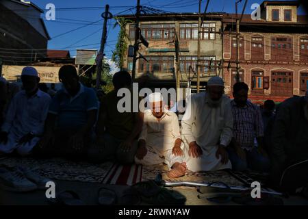 Srinagar Cachemire, Inde. 20 septembre 2023. Les musulmans offrent des prières annuelles de congrégation appelées ''Khoja Digar'' le 3 de Rabi-ul-Awwal, le troisième mois du calendrier islamique, au sanctuaire de Saint Soufi Khawaja Naqashband sahib à Srinagar. Le 20 septembre 2023 à Srinagar Cachemire, Inde. (Image de crédit : © Firdous Nazir/eyepix via ZUMA Press Wire) USAGE ÉDITORIAL SEULEMENT! Non destiné à UN USAGE commercial ! Banque D'Images