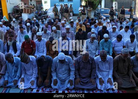 Srinagar Cachemire, Inde. 20 septembre 2023. Les musulmans offrent des prières annuelles de congrégation appelées ''Khoja Digar'' le 3 de Rabi-ul-Awwal, le troisième mois du calendrier islamique, au sanctuaire de Saint Soufi Khawaja Naqashband sahib à Srinagar. Le 20 septembre 2023 à Srinagar Cachemire, Inde. (Image de crédit : © Firdous Nazir/eyepix via ZUMA Press Wire) USAGE ÉDITORIAL SEULEMENT! Non destiné à UN USAGE commercial ! Banque D'Images