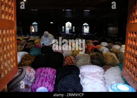 Srinagar Cachemire, Inde. 20 septembre 2023. Les femmes offrent des prières annuelles de congrégation appelées ''Khoja Digar'' le 3 de Rabi-ul-Awwal, le troisième mois du calendrier islamique, devant le sanctuaire de Saint Soufi Khawaja Naqashband sahib à Srinagar. Le 20 septembre 2023 à Srinagar Cachemire, Inde. (Image de crédit : © Firdous Nazir/eyepix via ZUMA Press Wire) USAGE ÉDITORIAL SEULEMENT! Non destiné à UN USAGE commercial ! Banque D'Images