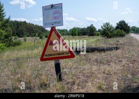 Un panneau d'interdiction indiquant un risque de rayonnement à l'entrée de la zone d'exclusion au Bélarus Banque D'Images