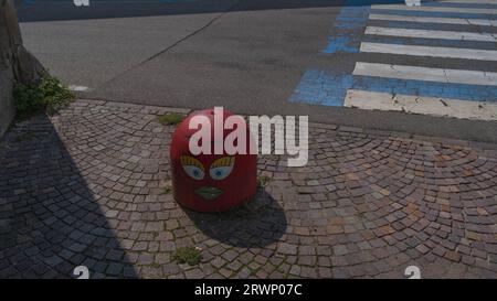 Borne peinte sur sol avec un visage rouge, italie, cesarno moderna Banque D'Images