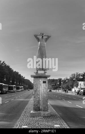 Berlin, Allemagne - 27 octobre 2014 : Statue de l'artiste Gerald Marcks appelé le Rufer - appelant l'homme - avec inscription Friede - paix dans la rue de t Banque D'Images