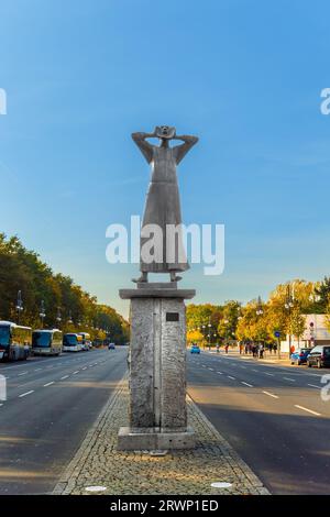 Berlin, Allemagne - 27 octobre 2014 : Statue de l'artiste Gerald Marcks appelé le Rufer - appelant l'homme - avec inscription Friede - paix dans la rue de t Banque D'Images