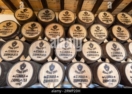 17 septembre 2023 Biélorussie, Sula. Fûts de chêne avec boisson alcoolisée Starka dans le musée interactif d'histoire du Grand-Duché de Sula. Vieux vintage ba Banque D'Images