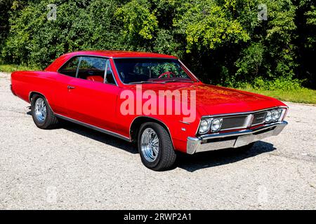 Pontiac Beaumont 1967 sur chaussée. Banque D'Images