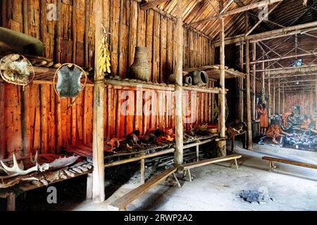 Intérieur d'une longue maison dans un village iroquoien préhistorique situé sur le site du village indien de Crawford Lake, Ontario, Canada Banque D'Images