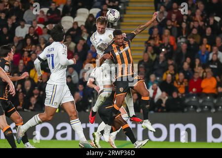 Kingston upon Hull, Royaume-Uni. 20 septembre 2023. *** Joe Rodon de Leeds se dirige vers le but lors du match EFL Sky Bet Championship entre Hull City et Leeds United au KCOM Stadium, Kingston upon Hull, Angleterre le 20 septembre 2023. Photo de Simon Hall. Usage éditorial uniquement, licence requise pour un usage commercial. Aucune utilisation dans les Paris, les jeux ou les publications d'un seul club/ligue/joueur. Crédit : UK Sports pics Ltd/Alamy Live News Banque D'Images