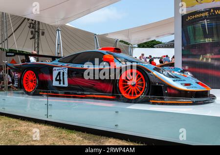 McLaren F1 GTR en livrée Gulf au Goodwood Festival of Speed Motorsport 2013, dans la McLaren 50, zone de célébration du 50e anniversaire Banque D'Images