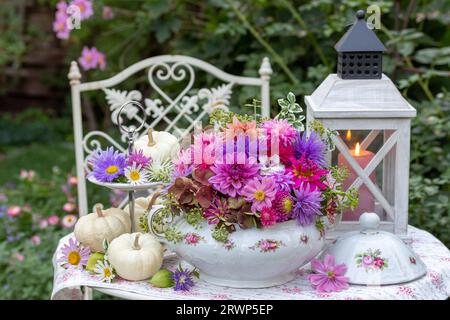 arrangement floral avec dahlias roses et violets et asters dans une soupe vintage et des citrouilles blanches Banque D'Images