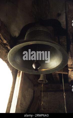 Monastère de Caldarusani, comté d'Ilfov, Roumanie, 2002. Cloches dans le clocher de l'église orthodoxe St. Jean l'Evangéliste, monument historique du 17e siècle. Banque D'Images