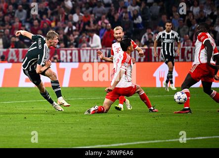 Munich, Allemagne. 20 septembre 2023. Football, Ligue des Champions, FC Bayern Munich - Manchester United, phase de groupes, Groupe A, Journée 1, Allianz Arena, Rasmus Höjlund (l) de Manchester marque le but pour un score de 1:2. Crédit : Tom Weller/dpa/Alamy Live News Banque D'Images