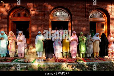 Srinagar, Inde. 20 septembre 2023. 20 septembre 2023, Srinagar Cachemire, Inde : les femmes offrent des prières annuelles de congrégation appelées 'Khoja Digar' le 3 de Rabi-ul-Awwal, le troisième mois du calendrier islamique, devant le sanctuaire de Saint Soufi Khawaja Naqashband sahib à Srinagar. Le 20 septembre 2023 à Srinagar Cachemire, Inde. (Photo de Firdous Nazir/Eyepix Group/Sipa USA) crédit : SIPA USA/Alamy Live News Banque D'Images