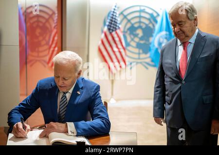 New York, États-Unis. 19 septembre 2023. Le président américain Joe Biden, à gauche, signe le livre d'or en regardant le Secrétaire général de l'ONU Antonio Guterres, avant leur réunion bilatérale au siège des Nations Unies, le 19 septembre 2023, à New York, New York. Crédit : Adam Schultz/White House photo/Alamy Live News Banque D'Images